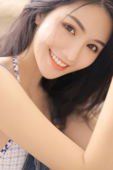 村干部饭桌上脱女子衣服